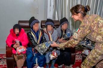 Militari italiani donano vestiti a orfani Herat Militari italiani donano vestiti a orfani Herat